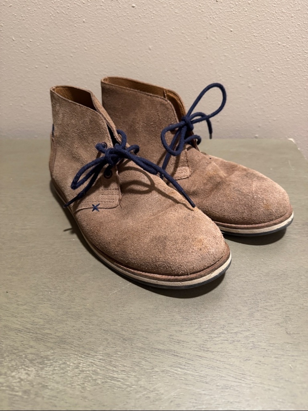 Hari Mari Men's Suede Chukka Boots in Taupe with Navy Laces size 9